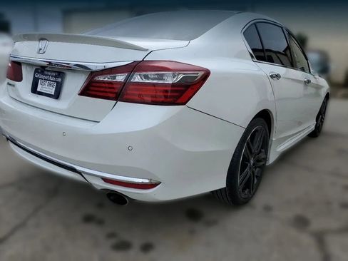 Used 2017 Honda Accord Touring image 10