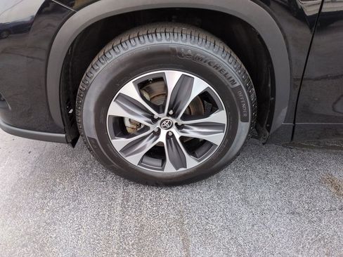 Used 2022 Toyota Highlander XLE FWD image 27