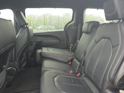 Used 2019 Chrysler Pacifica Touring-L w/ S Appearance Package FWD image 9