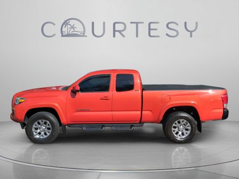 Used 2017 Toyota Tacoma SR5 w/ SR5 Appearance Package (SM) RWD image 4