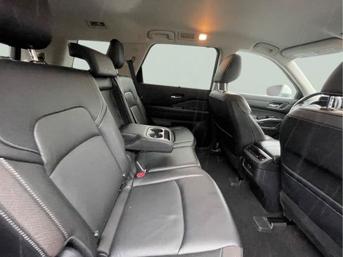 Used 2023 Nissan Pathfinder SL AWD/4WD image 19