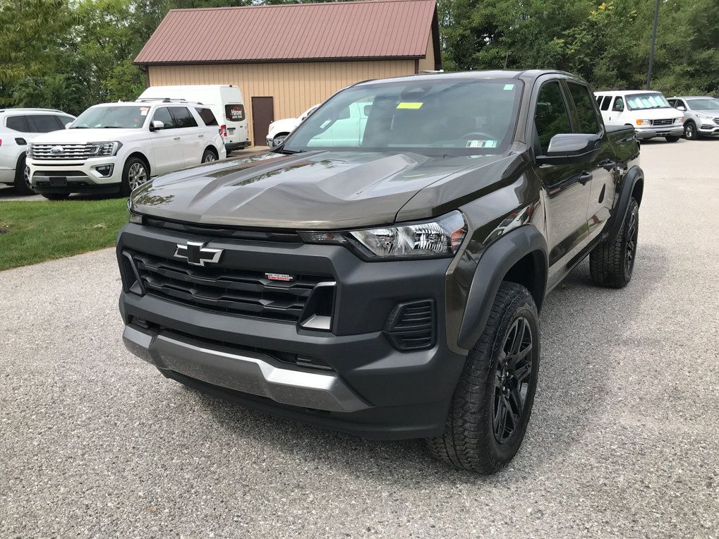 Used 2025 Chevrolet Colorado Trail Boss AWD/4WD image 4