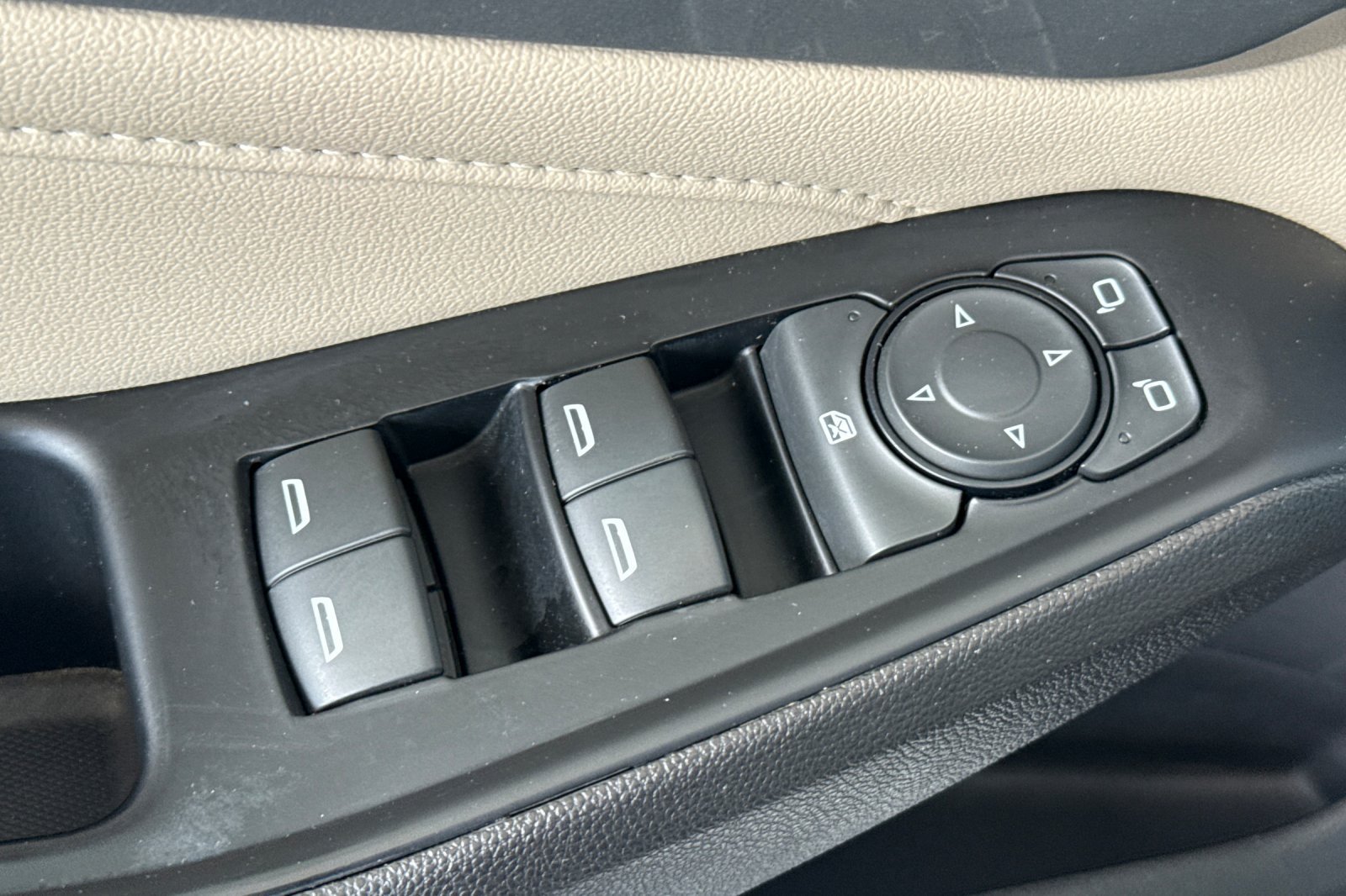Used 2023 Chevrolet Traverse LS FWD image 18