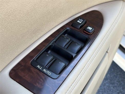 Used 2011 Toyota Avalon Limited image 26