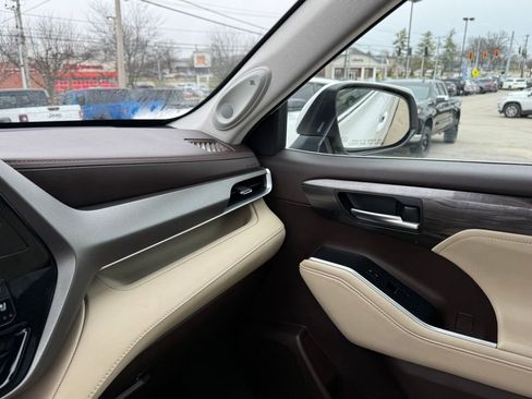 Used 2020 Toyota Highlander Limited image 22