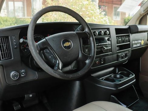 Used 2015 Chevrolet Express 4500 image 25