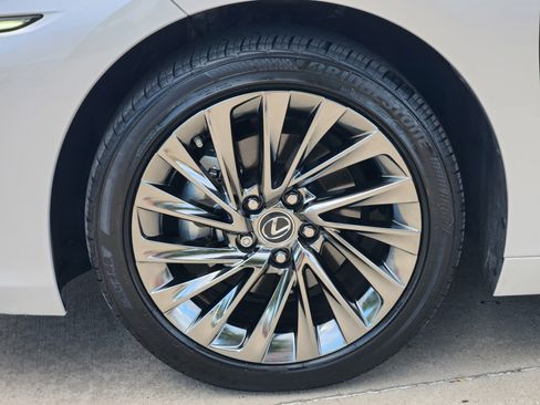 Used 2024 Lexus ES 300h Ultra Luxury w/ Accessory Package (Z2) FWD image 7
