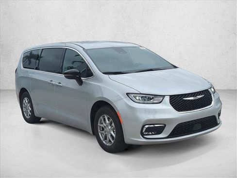 New 2026 Chrysler Pacifica Select image 7