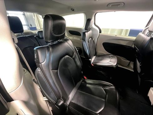 Used 2023 Chrysler Pacifica Touring-L FWD image 16