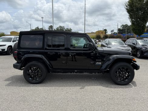 Used 2023 Jeep Wrangler Unlimited Sahara w/ Cold Weather Group AWD/4WD image 13