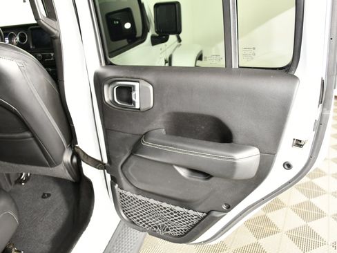 Used 2019 Jeep Wrangler Unlimited Sahara image 45