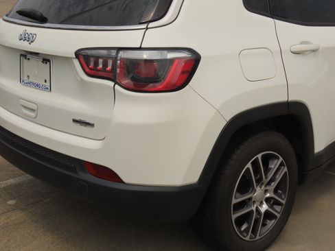 Used 2018 Jeep Compass Latitude w/ Popular Equipment Group FWD image 12