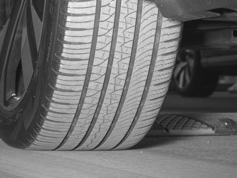 Certified 2024 Volvo XC40 B5 Plus w/ Protection Package Premier image 40