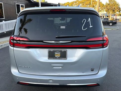 Used 2024 Chrysler Pacifica Touring-L FWD image 7