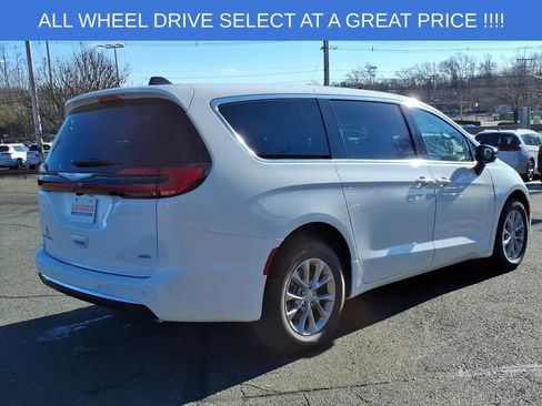 New 2026 Chrysler Pacifica Select image 7