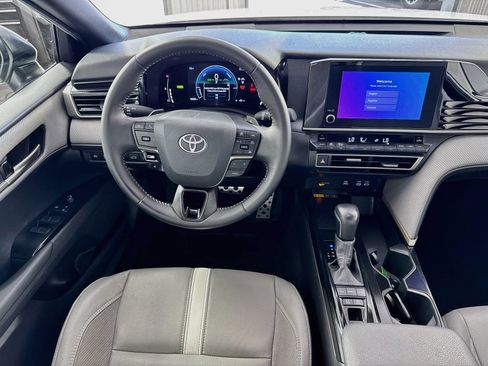 Used 2025 Toyota Camry SE FWD image 18