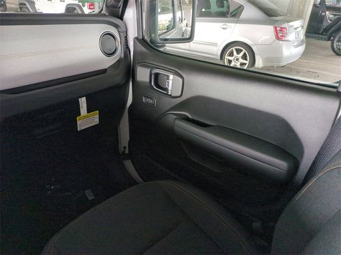 New 2025 Jeep Gladiator Sport image 17