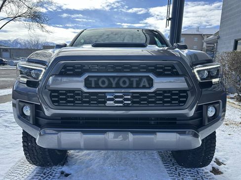 Used 2018 Toyota Tacoma TRD Sport w/ Technology Package AWD/4WD image 13