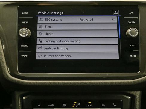 Certified 2022 Volkswagen Tiguan SE R-Line image 38