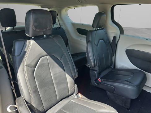 Used 2020 Chrysler Pacifica Touring-L FWD image 15