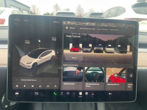 Used 2023 Tesla Model 3 Standard Range image 9