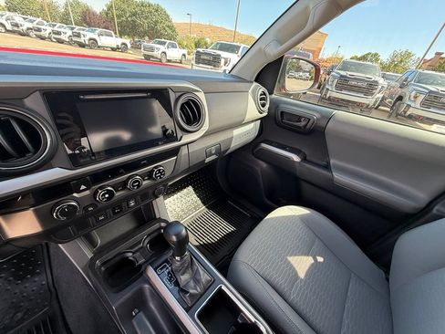 Used 2016 Toyota Tacoma SR5 w/ SR5 Appearance Package (DN) AWD/4WD image 12