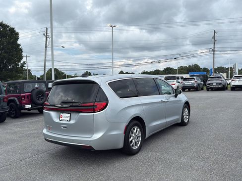 Used 2023 Chrysler Pacifica Touring-L FWD image 5