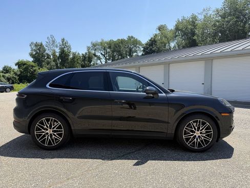 Used 2025 Porsche Cayenne AWD/4WD image 6