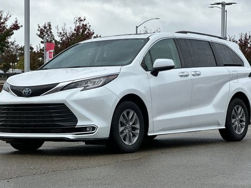 Used 2023 Toyota Sienna XLE image 8