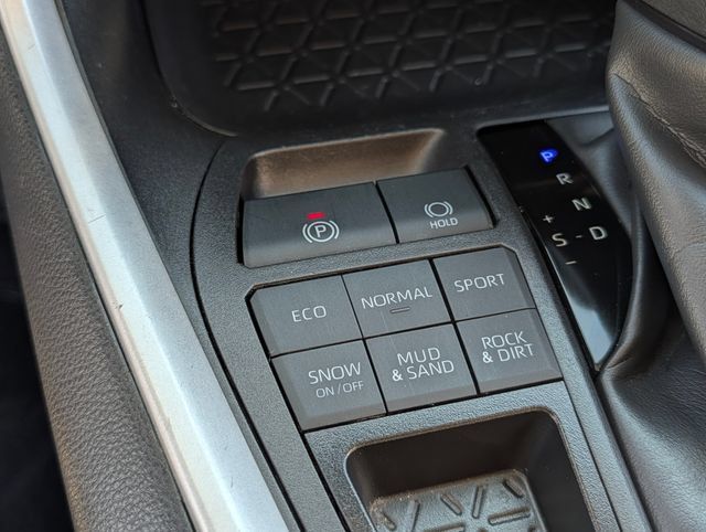 Used 2025 Toyota RAV4 LE AWD/4WD image 27