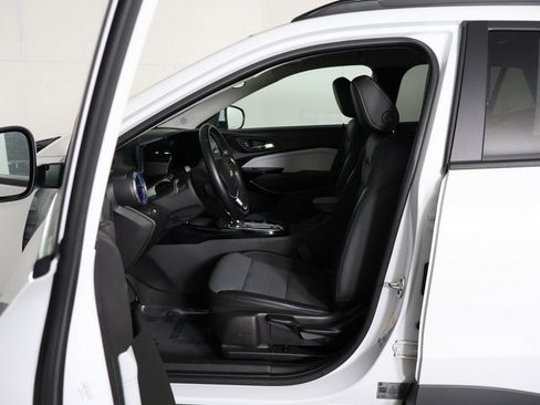 Used 2025 Chevrolet Trax LT w/ LT Convenience Package FWD image 27