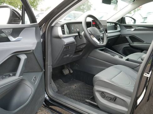 Certified 2026 Volkswagen Tiguan SE AWD/4WD image 12