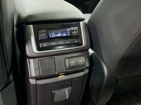 Used 2022 Subaru Ascent Limited w/ Technology Package image 28
