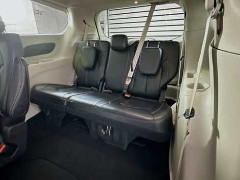 Used 2024 Chrysler Pacifica Touring-L image 27