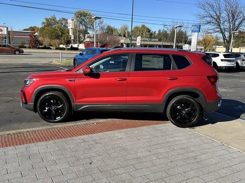 New 2024 Volkswagen Taos SE image 4