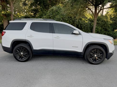 Used 2019 GMC Acadia SLT FWD image 2