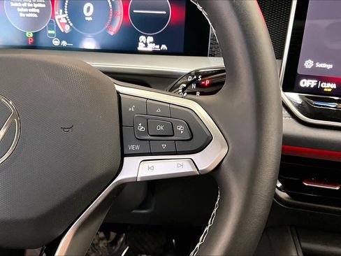 Used 2025 Volkswagen Tiguan SE image 21