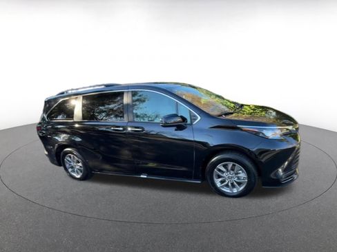Used 2025 Toyota Sienna XLE image 2