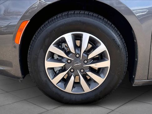 Used 2022 Chrysler Pacifica Limited image 9