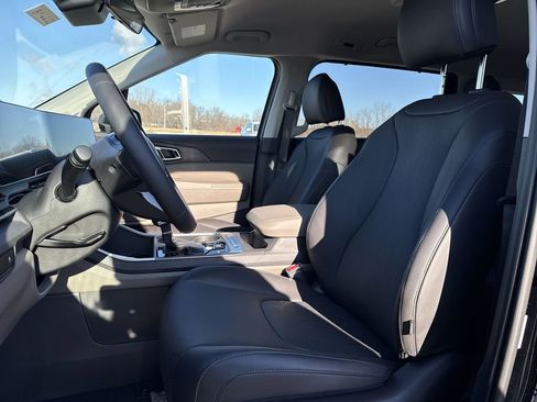 New 2026 Kia Carnival EX FWD image 13