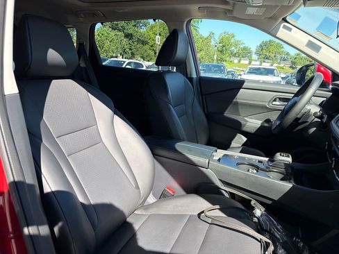 Used 2025 Nissan Rogue SV w/ SV Premium Package FWD image 43