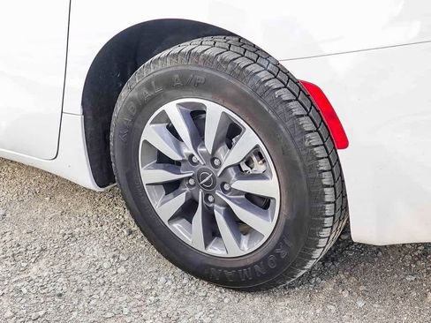 Certified 2023 Chrysler Pacifica Touring-L image 18