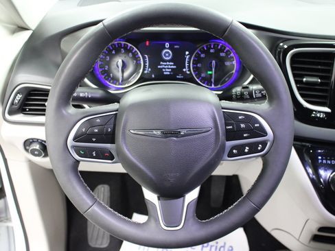 Used 2024 Chrysler Pacifica Touring-L FWD image 18