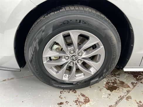 Used 2024 Toyota Sienna XLE image 27