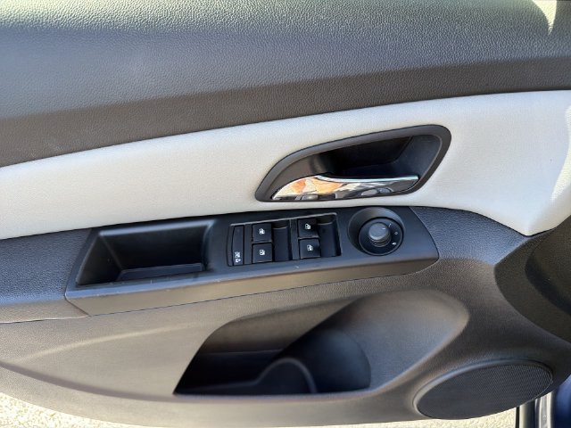 Used 2013 Chevrolet Cruze LS FWD image 33