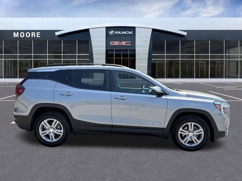 Used 2024 GMC Terrain SLE w/ Driver Convenience Package FWD image 2