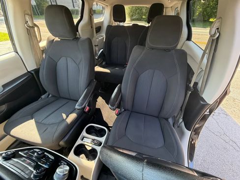 Used 2020 Chrysler Voyager L FWD image 14