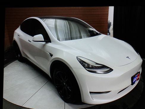 Used 2021 Tesla Model Y Long Range image 24