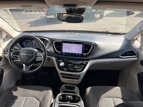 Used 2021 Chrysler Pacifica Touring FWD image 35