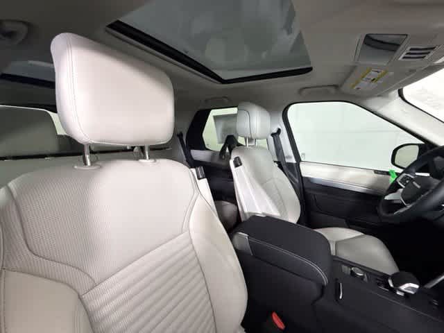 New 2026 Land Rover Discovery Limited Edition AWD/4WD image 32